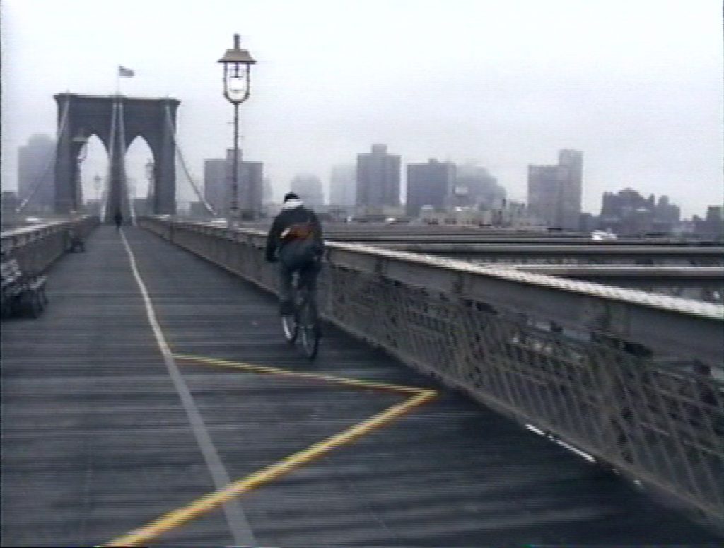 Terwijl ik Manhattan verlaat via Brooklyn bridge, flitst de stad als een associatief beeldverhaal voorbij.