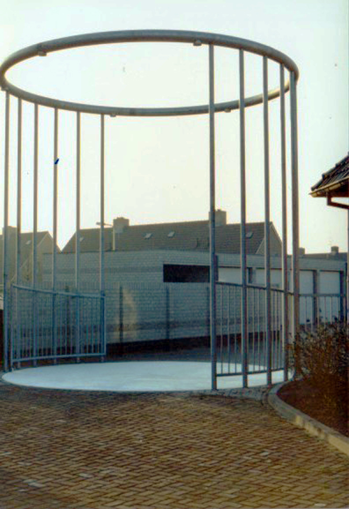 State commision for monumental design at new architecture: Entrance gate with lights at a Police station.